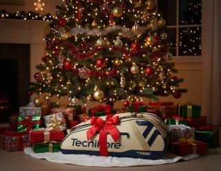 Co najdeš pod stromečkem? 🎄 Udělej radost sobě nebo svému tenistovi – skvělé tašky skladem a připravené na Ježíška! 🎁✨